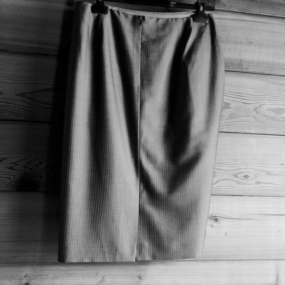 Escada dark grey with vertical pink stripes wool/silk blend skirt, size 38 - Picture 5 of 11